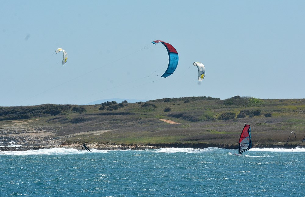 Surferi i kitesurferi u uvali Kuje u Ližnjanu (Danilo MEMEDOVIĆ)